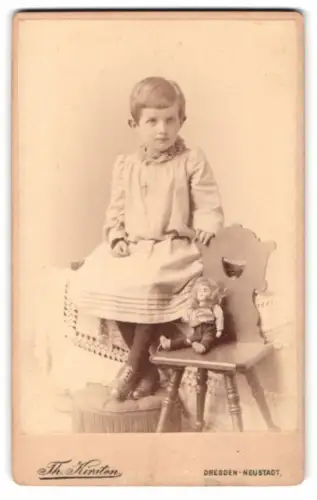 Fotografie Th. Kirsten, Dresden-Neustadt, Bautznerstr. Nr. 97, Kind mit Puppe auf dem Stuhl