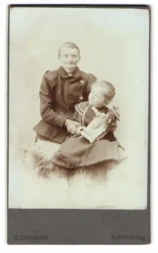 Fotografie H. Dreykorn, Kempten, Sonnenstrasse 72, Porträt einer Mutter mit Kind samt Puppe im Arm