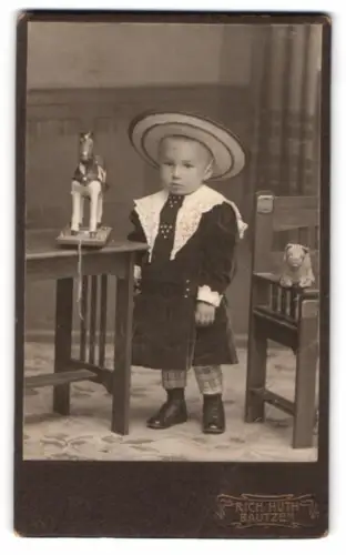 Fotografie Rich. Huth, Bautzen, Wendische Str. 13, Kind mit Spielzeugpferd und Strohhut