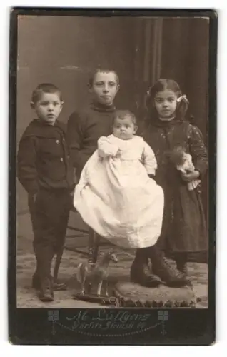 Fotografie M. Lüllgens, Görlitz, Steinstrasse 11, Kindergruppe mit Puppe und Spielzeugpferd