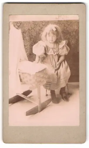 Fotografie unbekannter Fotograf und Ort, Kleines Mädchen mit Puppenwiege