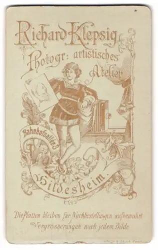 Fotografie Richard Klepsig, Hildesheim, Bahnhofsallee 3, Fotografin lehnt an Plattenkamera und betrachtet Fotografie