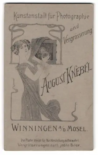Fotografie August Knebel, Winningen a.d. Mosel, Fotografin bedient eine Plattenkamera