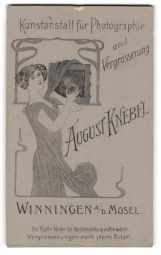 Fotografie August Knebel, Winningen a.d. Mosel, Frau nimmt die Blende ab von einer Plattenkamera