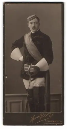 Fotografie Herr Kratz, Strassburg, Schmeidlerstrasse 8, Student Y. Hornberg in im vollen Wichs mit Korbschläger