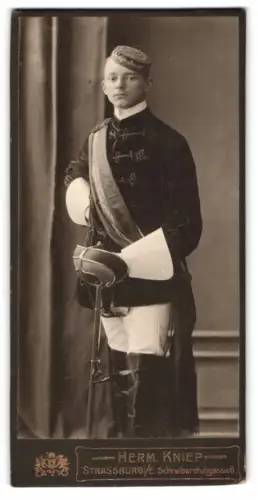 Fotografie Herm. Kniep, Strassburg, Schreibertubgasse 6, junger Student im Wichs mit Schläger
