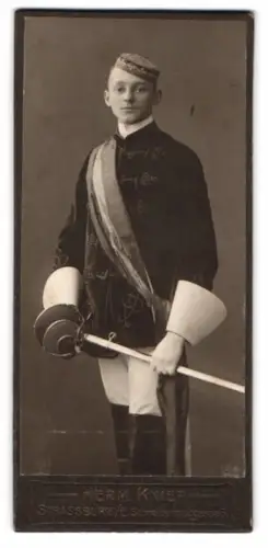Fotografie Herm. Kniep, Strassburg i. E., Sternbergerstrasse 3, junger Student Kurt im Wichs mit Schläger, 1911