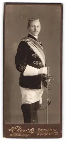 Fotografie H. Noack, Berlin, Leipzigerstr. 121, Eleganter Student Adolf Schöttner im Wichs mit Schläger, 1910