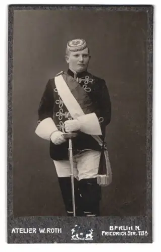 Fotografie W. Roth, Berlin, Friedrich Str. 113A, Porträt des Studenten Hans Schnieger im vollen Wichs mit Schläger, 1905