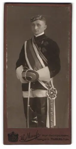 Fotografie W. Mauss, Marburg / Lahn, Kasernenstr. 15, Student H. Danz, im vollen Wichs mit Schläger und Schärpe
