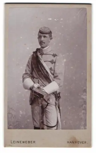 Fotografie Georg Leineweber, Hannover, Georgstrasse 30, hannoveraner Student im Wichs mit Biertönnchen und Schläger