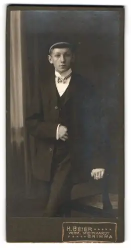 Fotografie H. Beier, Grimma, Langestrasse 28, junger Student Arthur Thierbach im Anzug