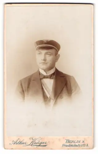 Fotografie Arthur Krüger, Berlin, Friedrichstrasse 113A, Student Willibald im Anzug mit Couleur