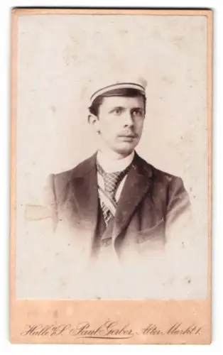 Fotografie Paul Gerber, Halle a/S., Alter Markt 1, Student der Medizin W. Plaskada im Anzug mit Couleur, 1899