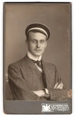 Fotografie J.W. Hornung, Tübingen, Uhlandstrasse 11, Porträt eines Studenten Hanns Fischer mit Couleur und Schirmmütze