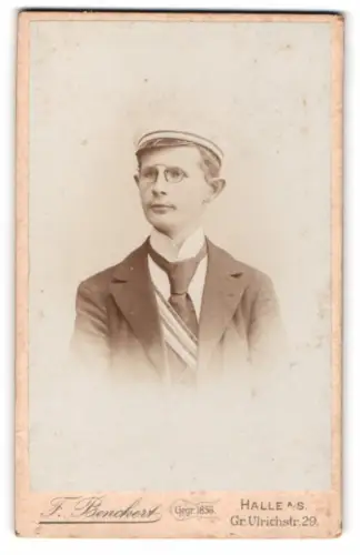 Fotografie F. Benecke, Halle a/S., Gr. Ulrichstr. 29, Student Joh. Janleck im Anzug mit Couleur, 1899