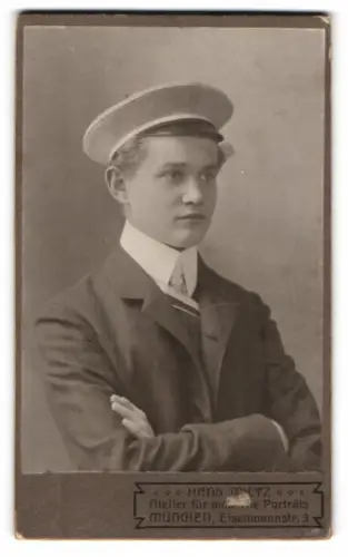 Fotografie Hans Miltz, München, Eisenmannstr. 3, Student Ludwig Gastl mit Tellermütze und Couleur, 1906