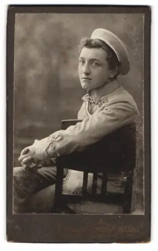 Fotografie Oscar Pöckl, München, Kaufingerstrasse 9, Student Grieser im Wichs mit Tellermütze