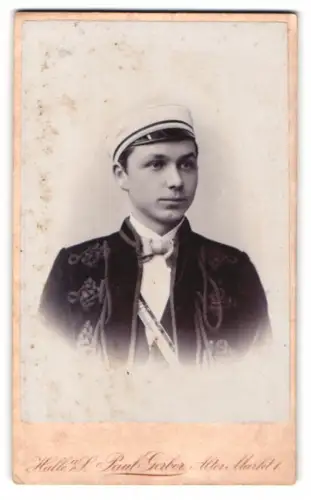 Fotografie Paul Gerber, Halle, Alter Markt 1, Porträt eines jungen Studenten der Mathematik im Wichs mit Couleur, 1899