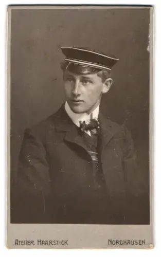 Fotografie Atelier Haarstick, Nordhausen, Rautenstrasse 8-9, Student Reinhold König mit Schirmmütze und Couleur, 1905