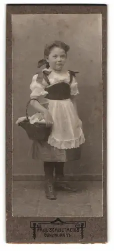 Fotografie Paul Schultheiss, Günzburg, junges Mädchen als Rotköppchen mit Gabenkorb