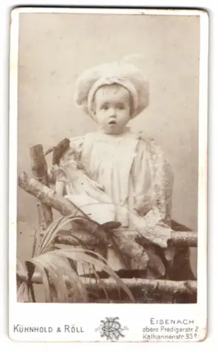 Fotografie Kühnold & Röll, Eisenach, obere Predigerstr. 2, Kind mit Puppe