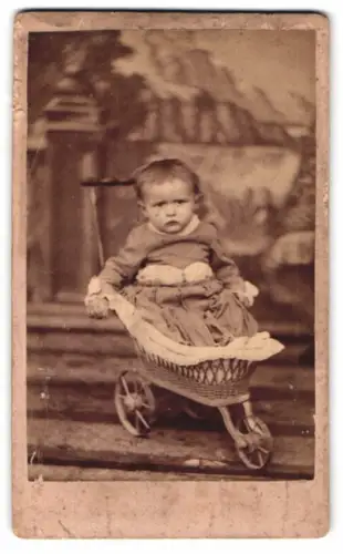 Fotografie unbekannter Fotograf und Ort, Kleinkind im Puppenwagen