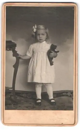 Fotografie unbekannter Fotograf und Ort, Kleines Mädchen mit Stoff Teddybär