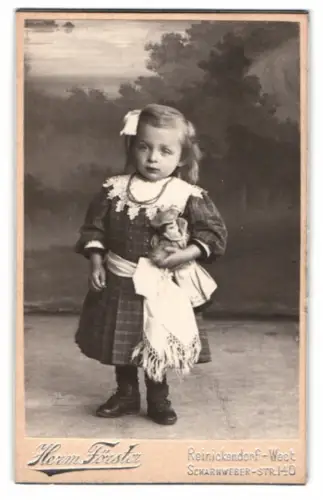 Fotografie Herm. Förster, Reinickendorf-West, Scharnweber-Str. 140, Porträt eines Kindes mit Puppe