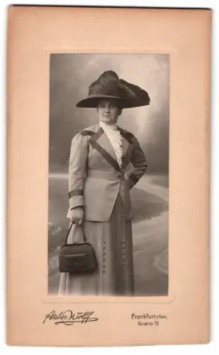 Fotografie Atelier Wolff, Frankfurt am Main, Kaiserstr. 79, elegante Dame mit Hut und Handtasche
