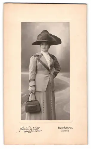 Fotografie Atelier Wolff, Frankfurt am Main, Kaiserstr. 79, elegante Dame mit Hut und Handtasche