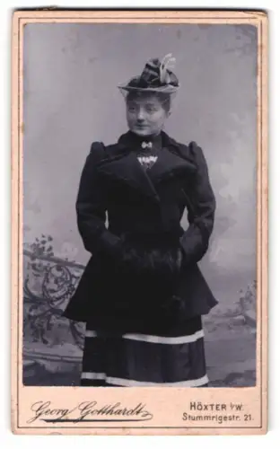 Fotografie Georg Gotthardt, Höxter i/w, Stummrige Str. 21, elegante Dame im Wintermantel mit Muff