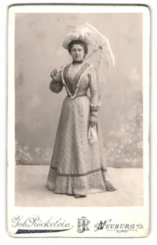 Fotografie Joh. Röckelein, Neuburg a. d., Franziskanerstr. 164, Frau im schicken Kleid mit Schirm