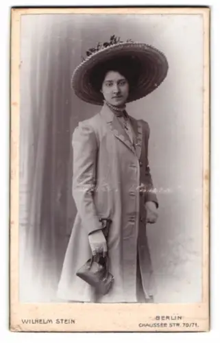 Fotografie Wilhelm Stein, Berlin, Chausseestr. 70/71, elegante Dame mit grossem Hut