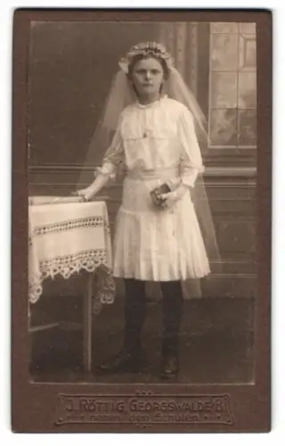 Fotografie J. Röttig, Georgswalde /B., neben den Schulen, Mädchen im festlichen Kleid mit Schleier, Kommunion