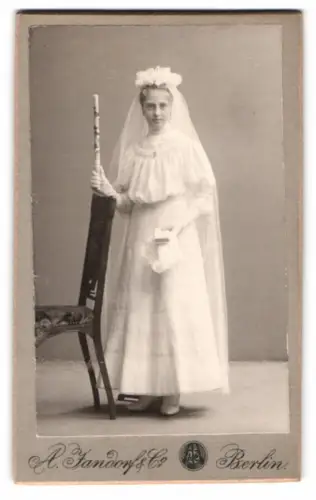 Fotografie A. Jandorf & Co, Berlin, S.W. Bellealliancestr. 1/2, junges Mädchen zur Kommunion mit Kerze
