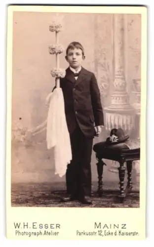 Fotografie W.H. Esser, Mainz, Parkstrasse 12, junger Knabe mit langer Kerze zur Kommunion