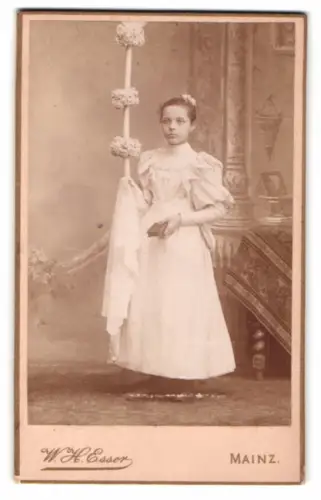 Fotografie W. H. Esser, Mainz, Parkstrasse 12, Mädchen in festlichem Gewand mit geschmücktem Stab