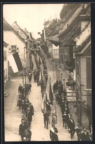 Foto-AK Breisach, Reichsbannertreffen 1924, Prozession auf geschmückter Strasse