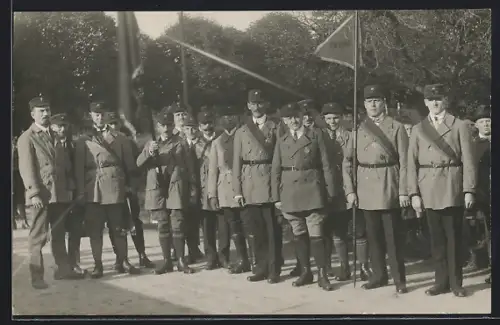 Foto-AK Breisach, Reichsbannertreffen 1924, Männer mit Fahnen