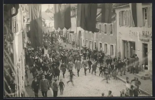 Foto-AK Breisach, Reichsbannertreffen 1924, Prozession vor dem Geschäft von Franz H.