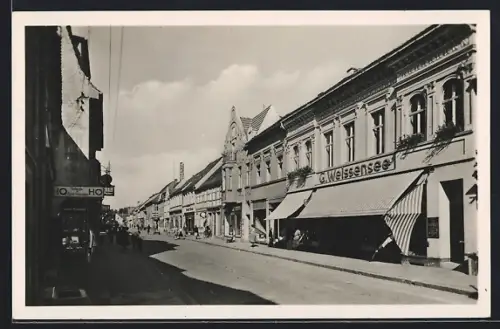 AK Kyritz, Wilhelm-Pieck-Strasse mit Restaurant G. Weissensee