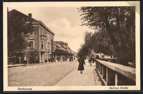 AK Rathenow, Berliner Strasse mit Passanten
