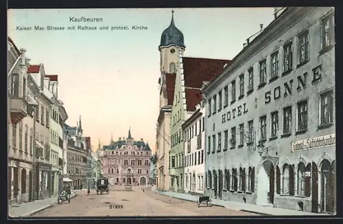 AK Kaufbeuren, Kaiser Max Strasse mit Rathaus und protestantischer Kirche und Hotel Sonne