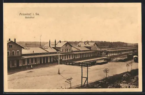 AK Arnsdorf i. Sa., Bahnhof mit Gleisen u. Bahnsteig aus der Vogelschau