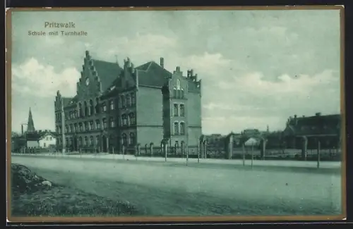 AK Pritzwalk, Schule mit Turnhalle u. Ortspanorama von der Strasse gesehen