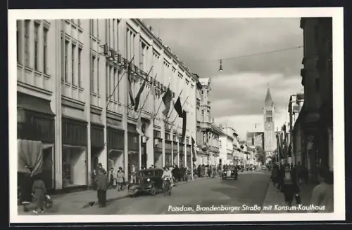 AK Potsdam, Brandenburger Strasse mit Konsum-Kaufhaus, Fahnen, Kirche