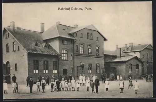 AK Ruhnow /Pommern-Köslin, Bahnhof