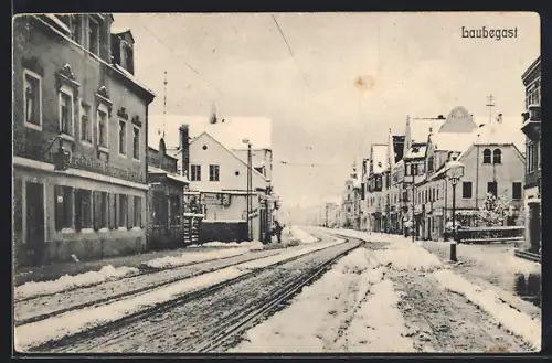 AK Dresden-Laubegast, Restaurant Ratskeller, winterliche Strassenpartie
