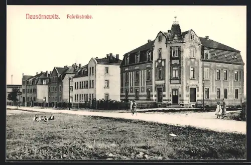AK Neusörnewitz, Passanten in der Fabrikstrasse